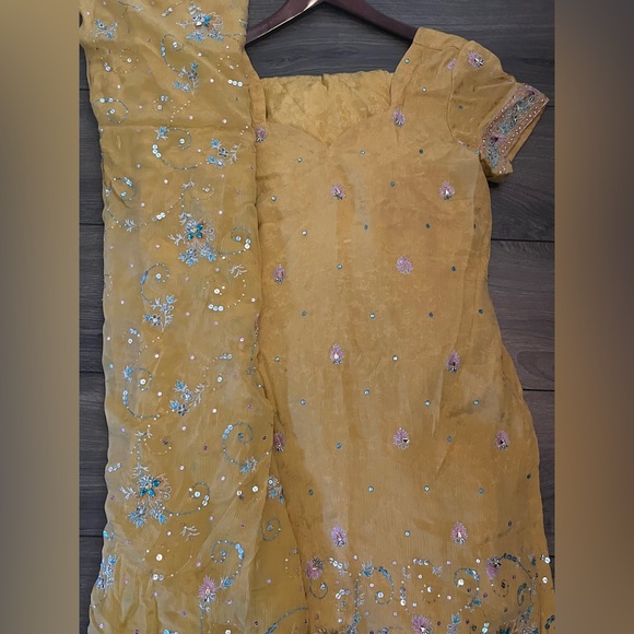 Designer Punjabi embellished Yellow Embroidered Traditional suit temple salwar - Picture 2 of 3